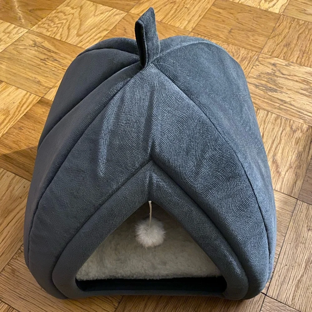Small Comfy Pet Bed.. FREE Small Collar Included!